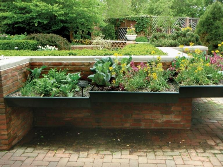 idéer terrass plantering flytande effekt upphöjd säng metall blommor vägg