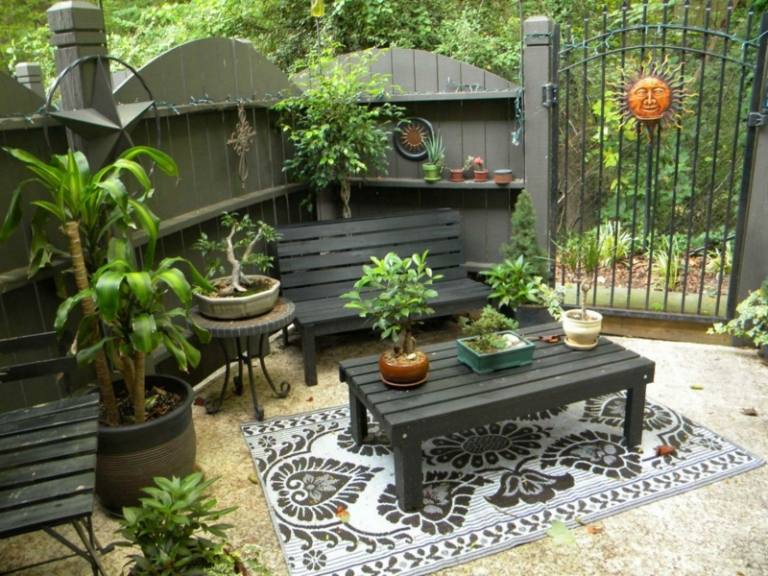 idéer terrass plantering svarta trädgårdsmöbler utomhus matta krukväxter
