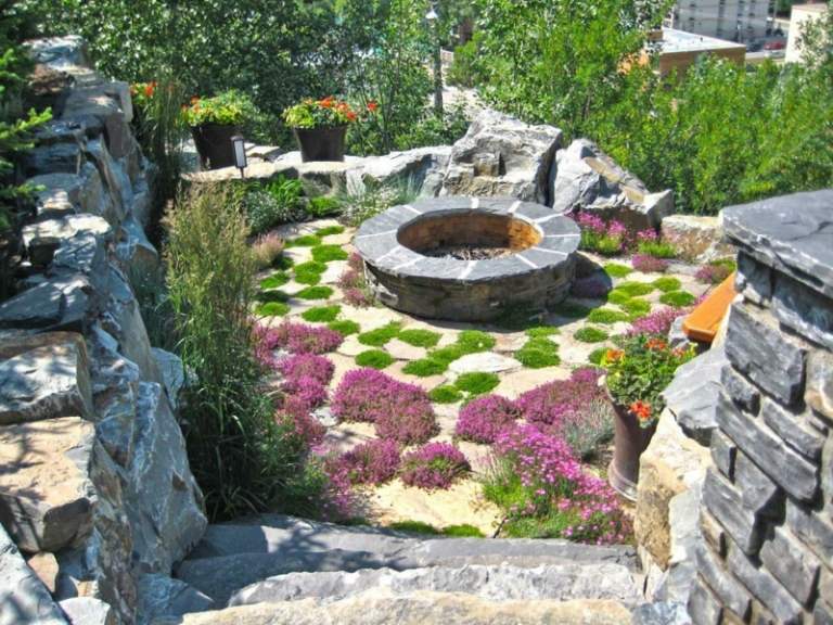 idéer terrass plantering romantiskt förslag mosfogar sten spis