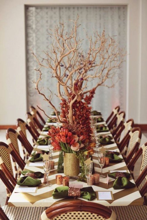 bordsdekoration-bröllop på hösten kvistar-blad-vaser-gröna-servetter