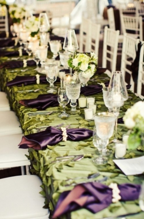 bordsdekoration-bröllop-höst-grön-satin-duk-lila-tygservetter