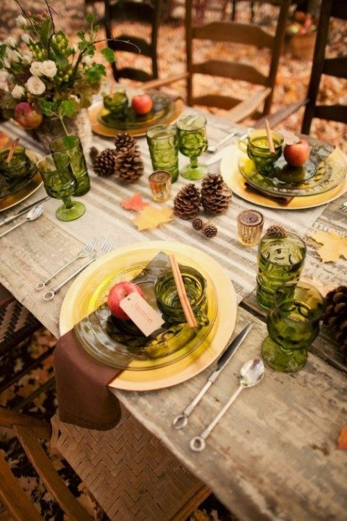 bordsdekoration-bröllop-höst-trädgård-utomhus-gröna-glasfat