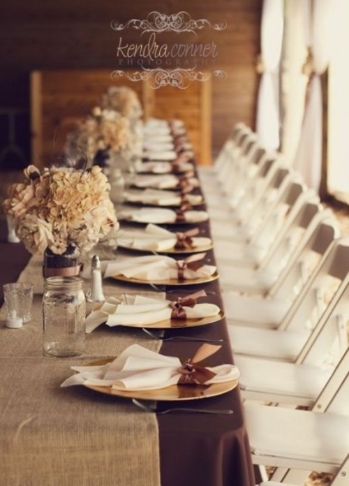 bordsdekoration-bröllop-höst-brun-bordsduk-torkade-hortensior