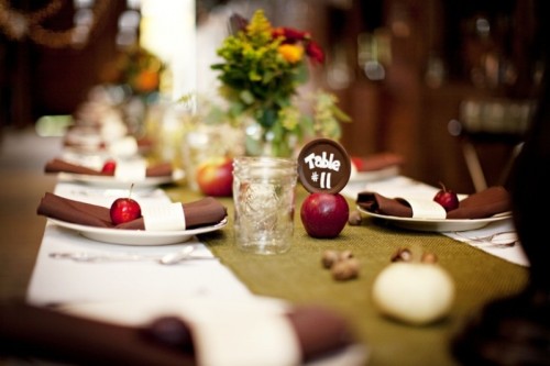bordsdekoration-bröllop-höst-brun-servetter-röda-äpplen