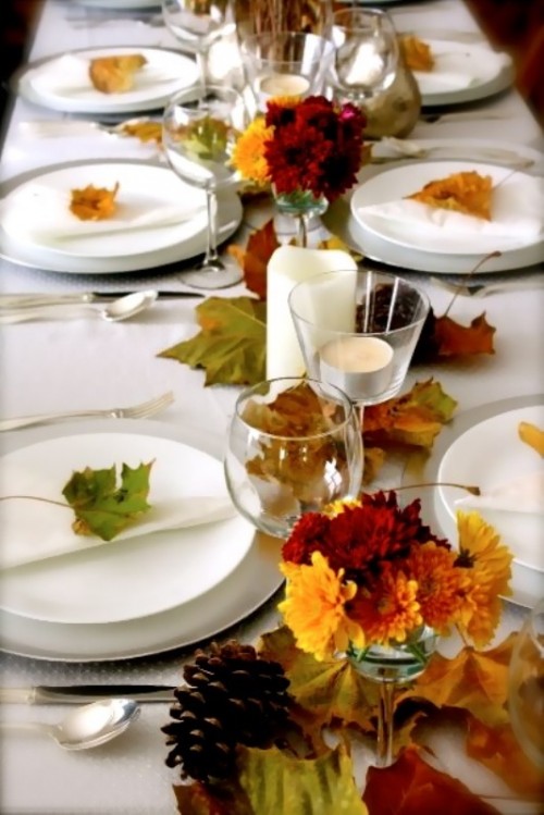 bordsdekoration-bröllop-höst-träd-blad-pinecone-orange-blommor