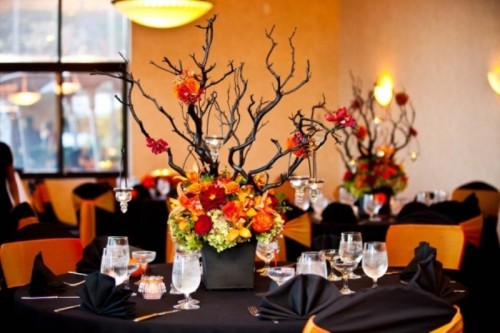 bordsdekoration-bröllop-höst-orange-svart-servetter