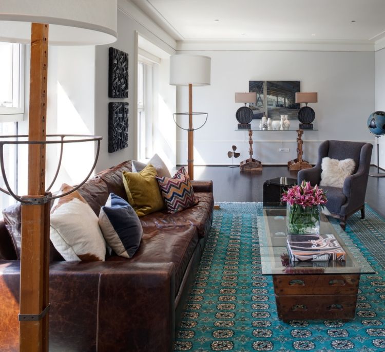 vardagsrum-idéer-design-skapande-modern-vit-matta-turkos-ornament-läder-soffa