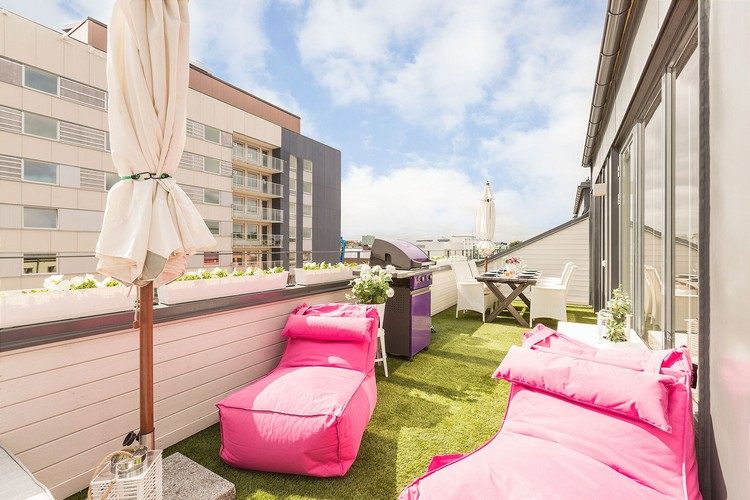 balkong-idéer-gräsmatta-matta-bönsäckar-rosa-vita-balkonger