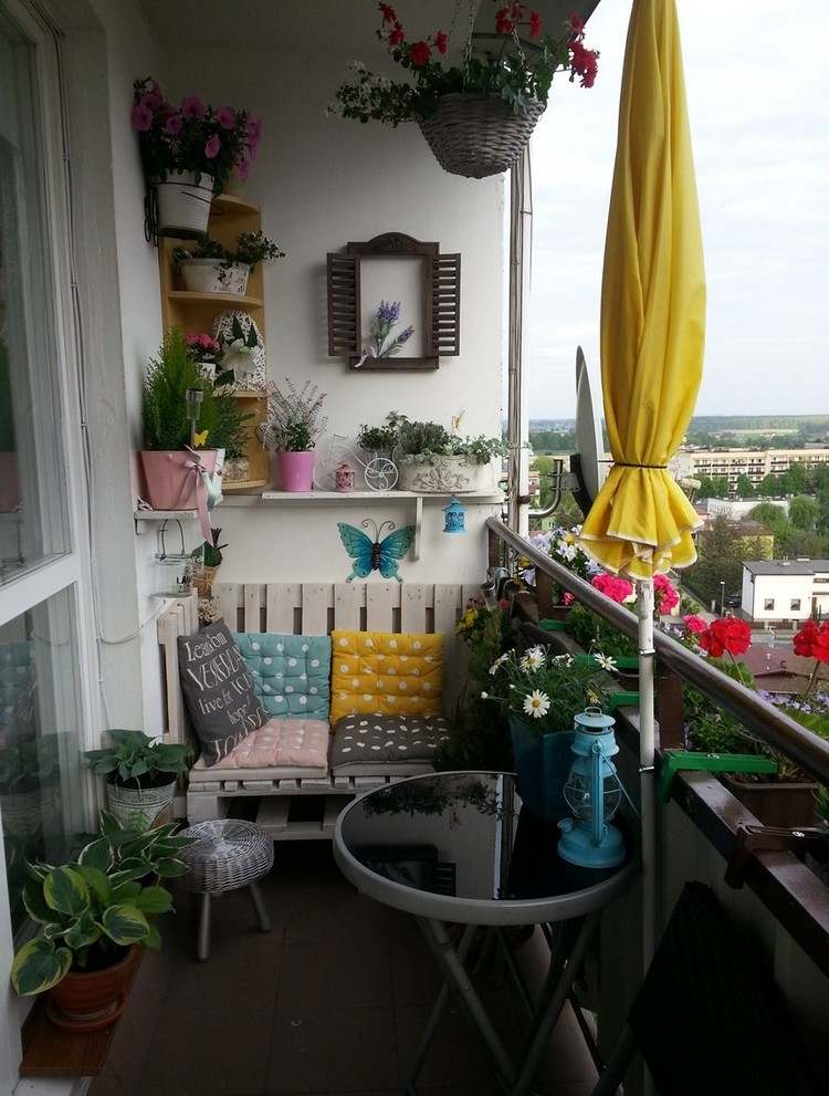 balkong-idéer-soffa-pall-sittdynor-blomsterhyllor