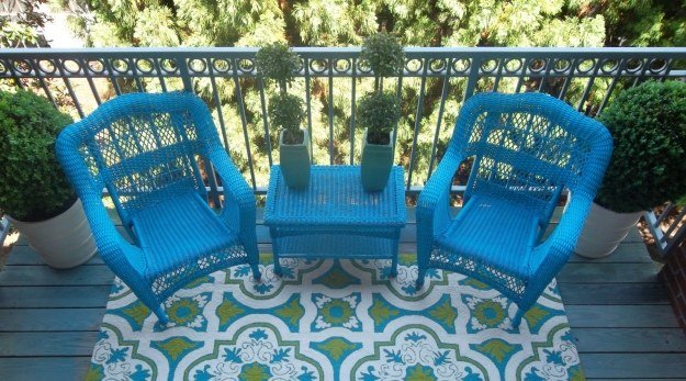 blå-möblerad-balkong-idéer-två-person-matta