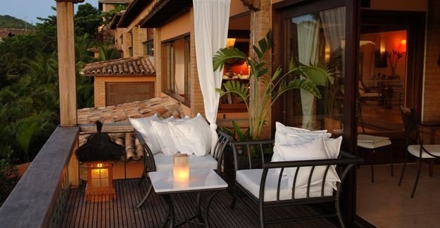 ljus-romantisk-atmosfär-balkong-idé-möbler
