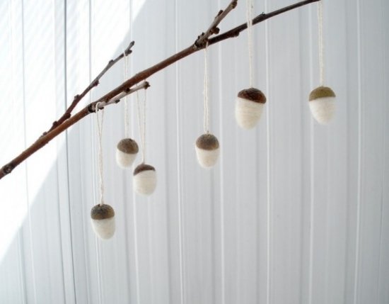 hängande ekollon eleganta idéer för höstdekorationer i vitt