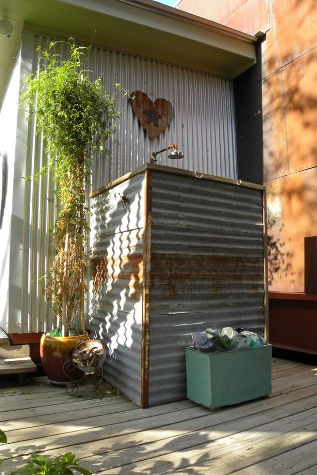 Garageportens idéer för utomhusduschdesign