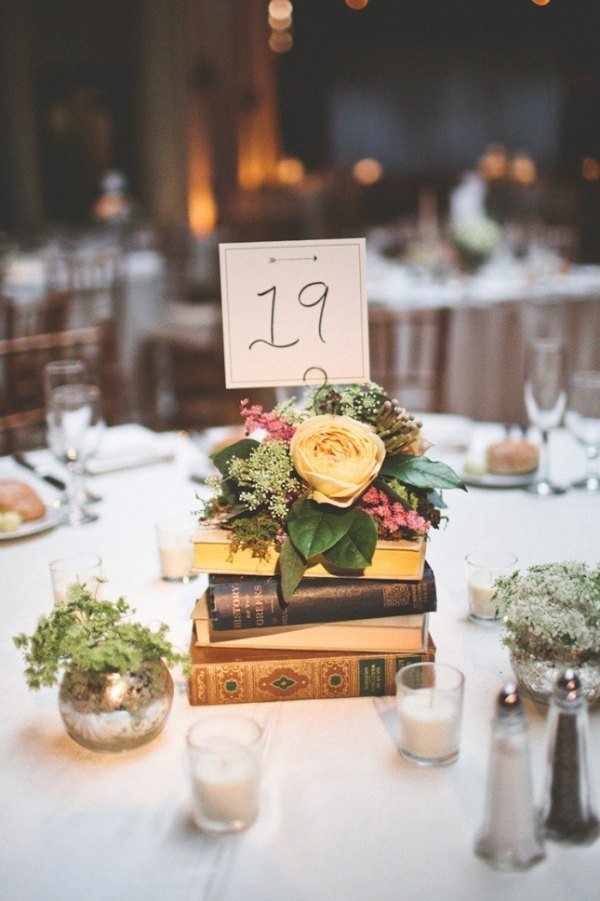 placera kortställ-staplade-böcker-blomma-idéer-bordsdekorationer-bröllop