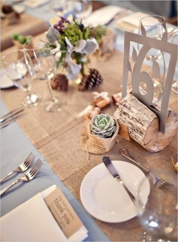 rustikt-bröllop-bord-dekoration-linne-bord-löpare-nummer-kort-papper