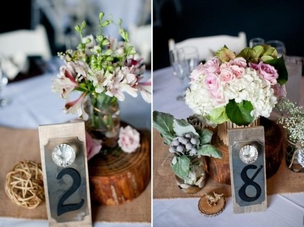 rustika-bord-dekorationer-bröllop-plats-kort-med-nummer-liten-blomma-vas