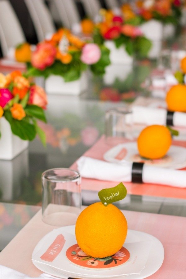 färska-idéer-bröllop-på-sommaren-namn-kort-bord-mandariner-apelsiner