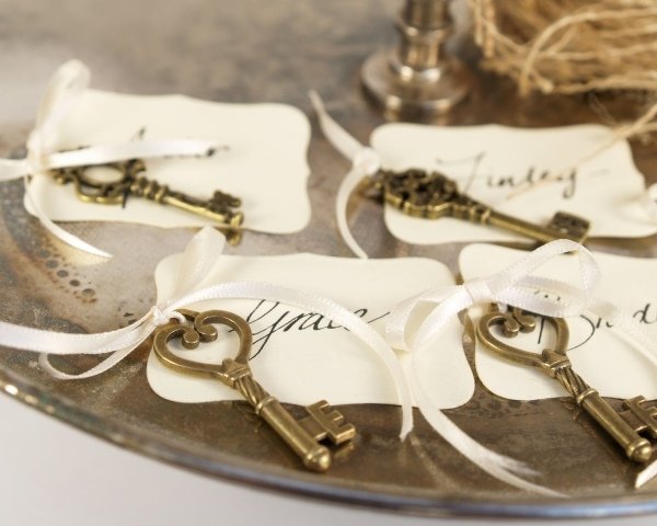 bröllop-gäster-gåvor-plats-kort-vintage-nyckel-loopar