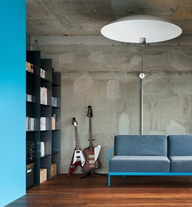 Vardagsrum blå soffbok bokhylla vit färg snygg design