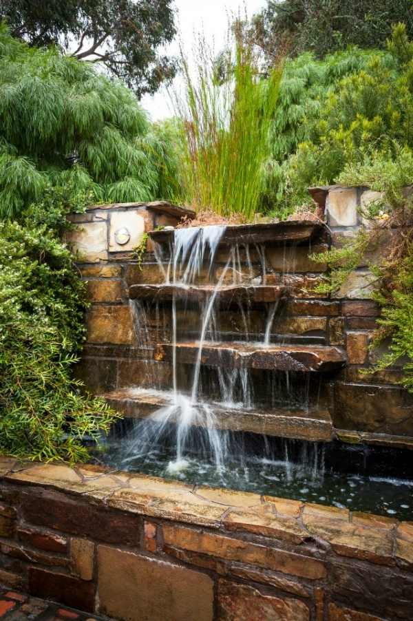 naturligt utseende vattenfall grönt landskap utomhusområde design