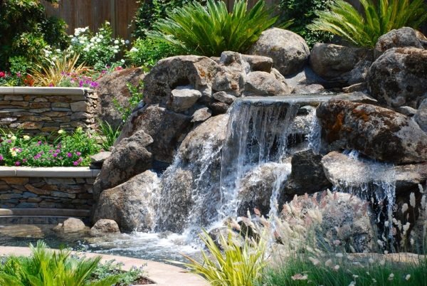 vatten funktioner i trädgården vattenfall färsk atmosfär stenväxter