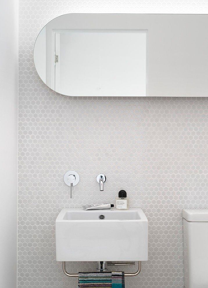 modernt-badrum-vit-väggbeklädnad-kakel-honeycomb mönster-spegel skåp