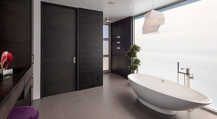 modernt-badrum-taupe-golv-kakel-trä-fåfänga-fristående badkar