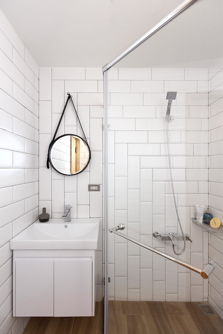 litet-badrum-vit-vägg-kakel-golv-kakel-trä-look-hörn dusch