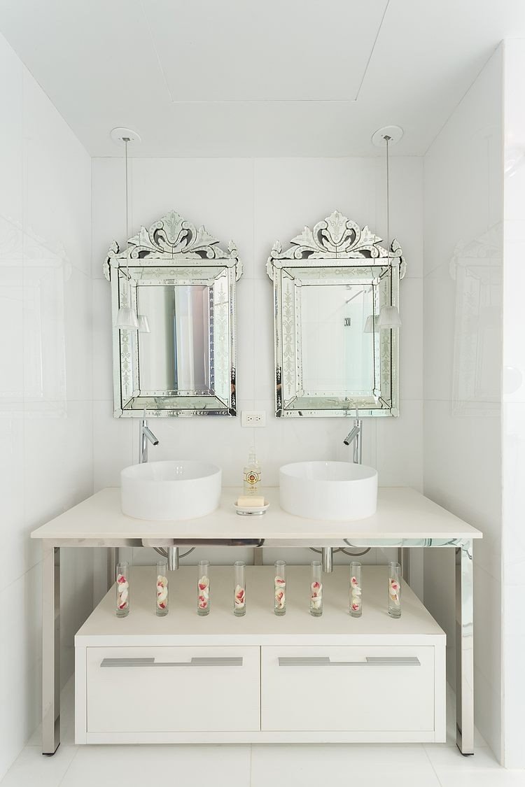 badrum-vit-dubbel-handfat-rund-bänkskiva-vägg-spegel