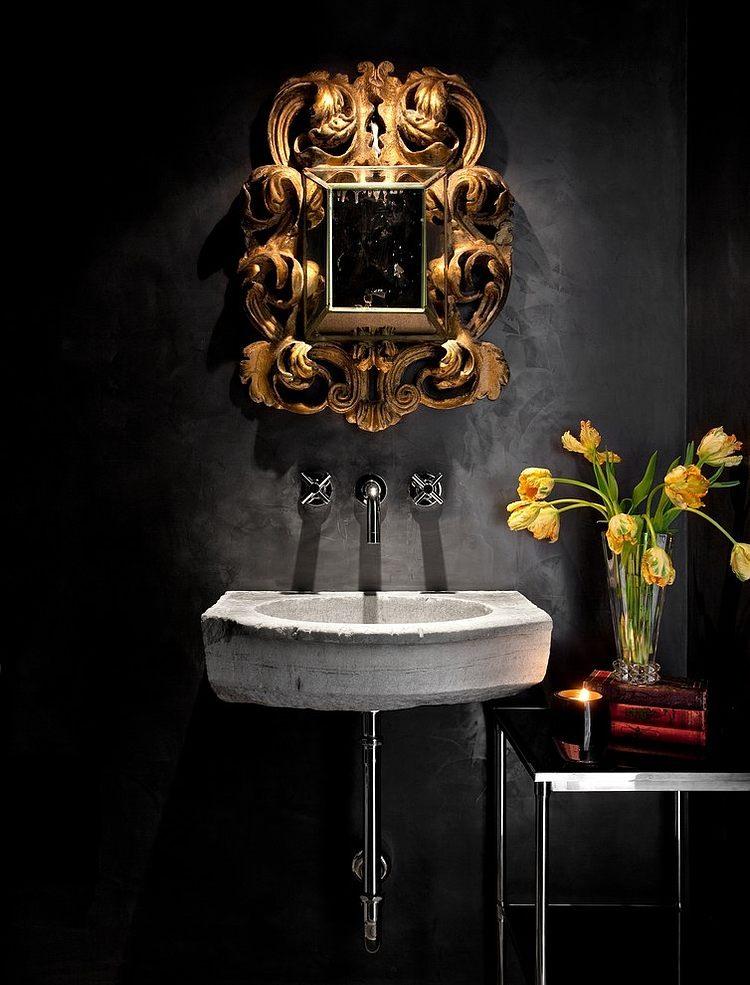 badrum-design-dramatisk-svarta-väggar-gyllene-barock-spegel-betong-diskbänk