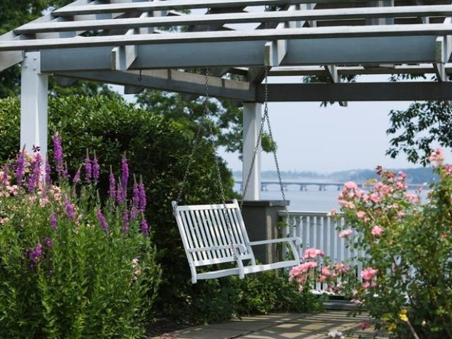 hängande trädgårdsbänk pergola av trä-sittgrupp skapa idéer