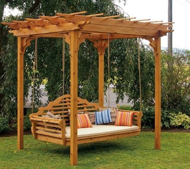 trädgårdssving med en träpergola