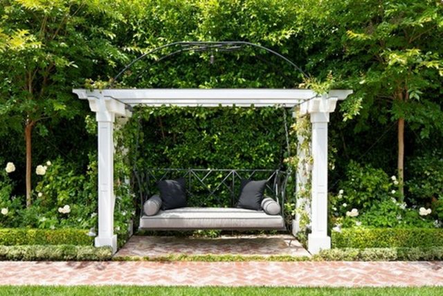 trädgård design sittgrupp trä pergola hängande gunga lyxig