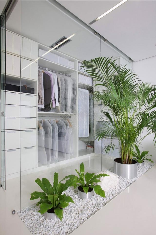 Inomhus växtdekoration walk-in closet glasvägg vita sten krukor i metall
