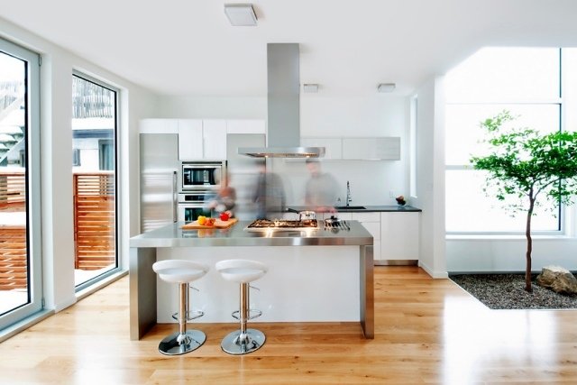 kök deco trädgrus inuti äter i köket rostfritt stål vitt