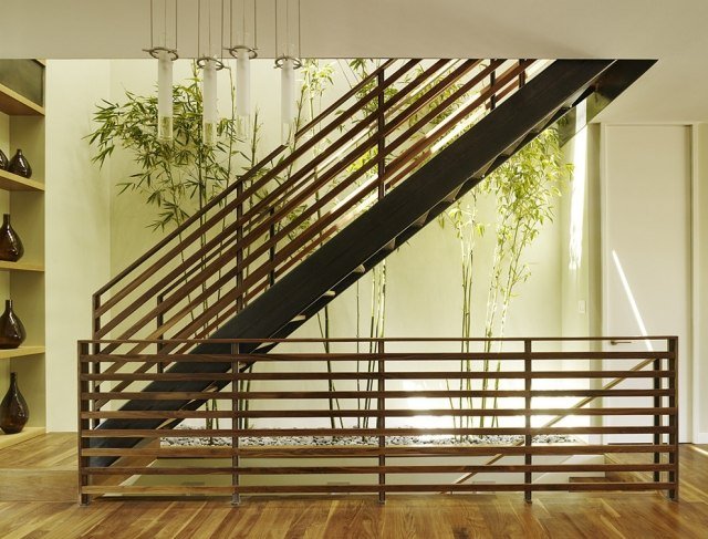 hus bostadsstruktur japan stil bambu växter dekoration trätrappor grus