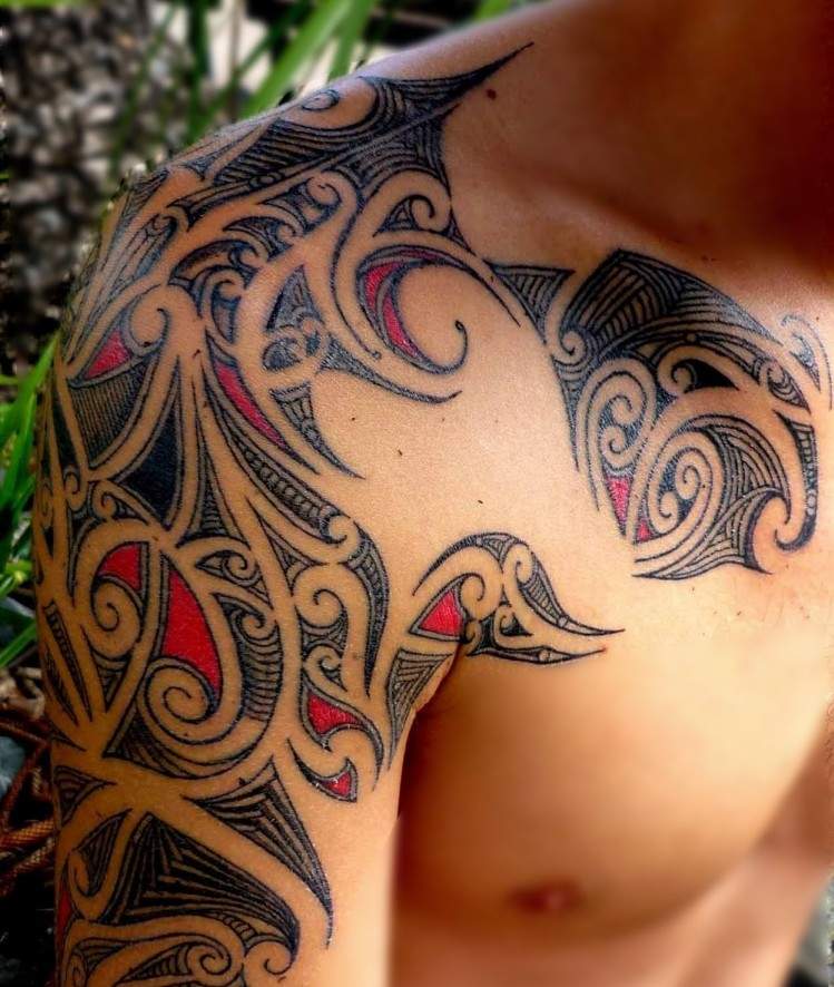 Överarmen tribal tatuering sätt-tribal-axel-bröst-röda-accenter