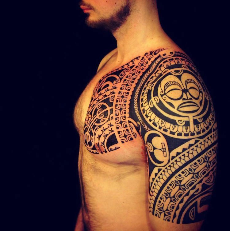 Arm-tatuering-män-stam-motiv-mask-maori-aztec