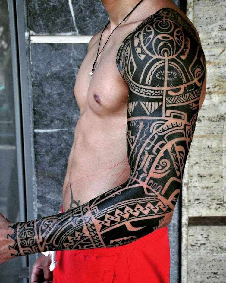 Arm-tatuering-män-stam-motiv-svart-aztecs