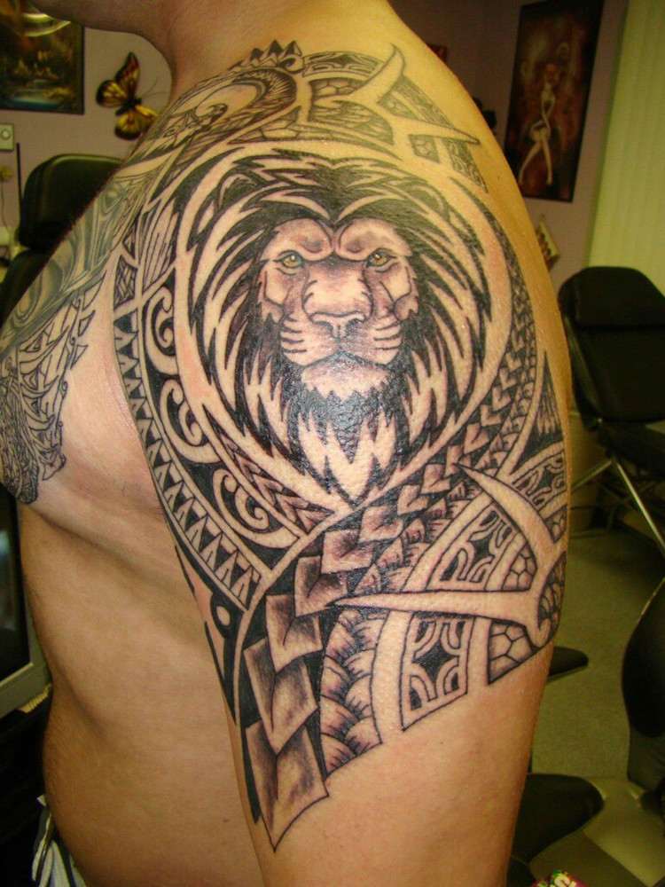 Övre armen tatuering män stammotiv lejon korgverk