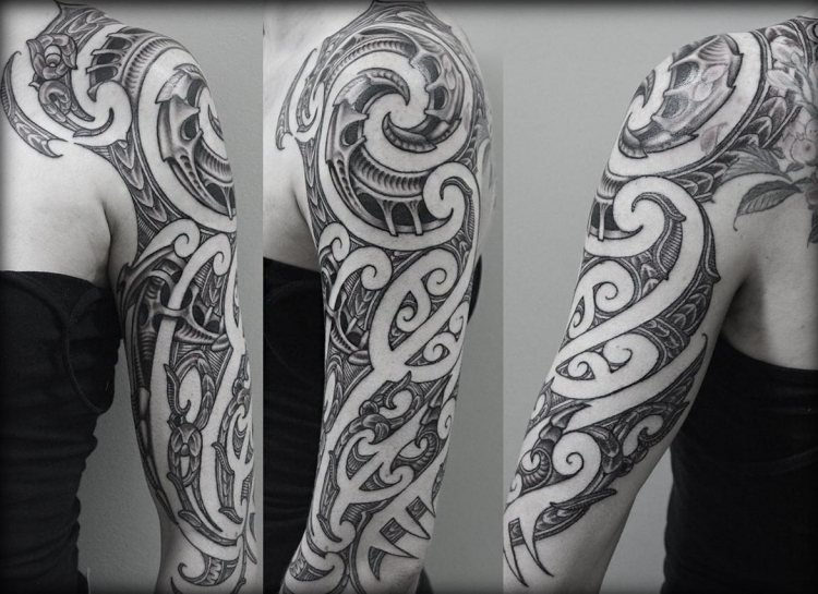 Övre arm tatuering kvinna tribal design maori motiv