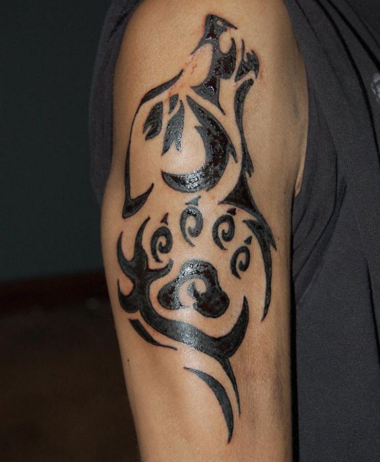 Överarmen tatuering sätt tribal wolf tass