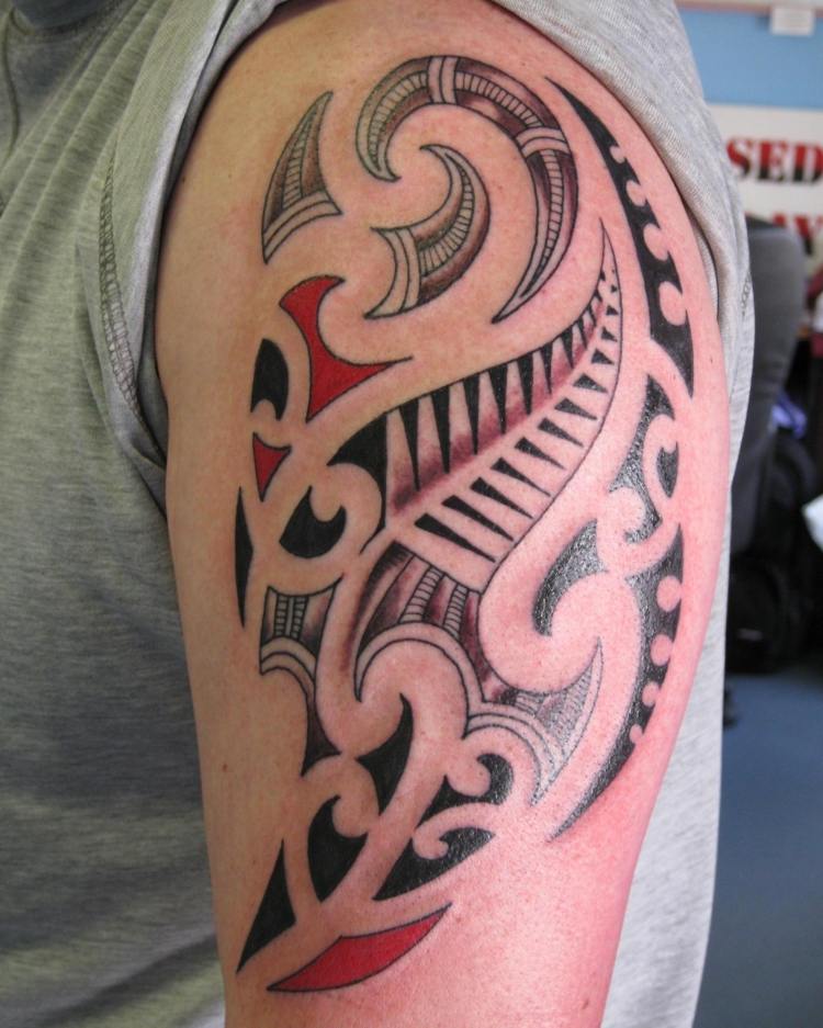 Överarmen tatuering sätt tribal röda accenter