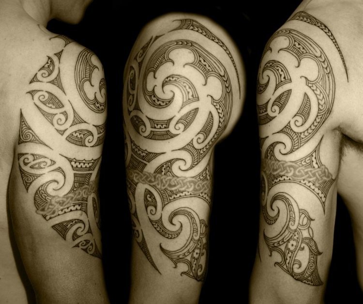 Överarm-tatuering-sätt-tribal-keltisk-band-överstygn