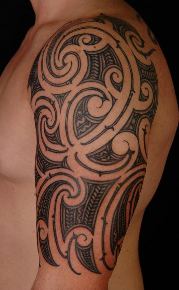 Överarmstatuering sätt-tribal-keltisk-maori