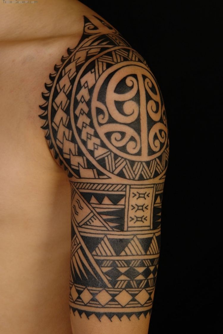Överarm tatuering sätt tribal maori motiv betydelse