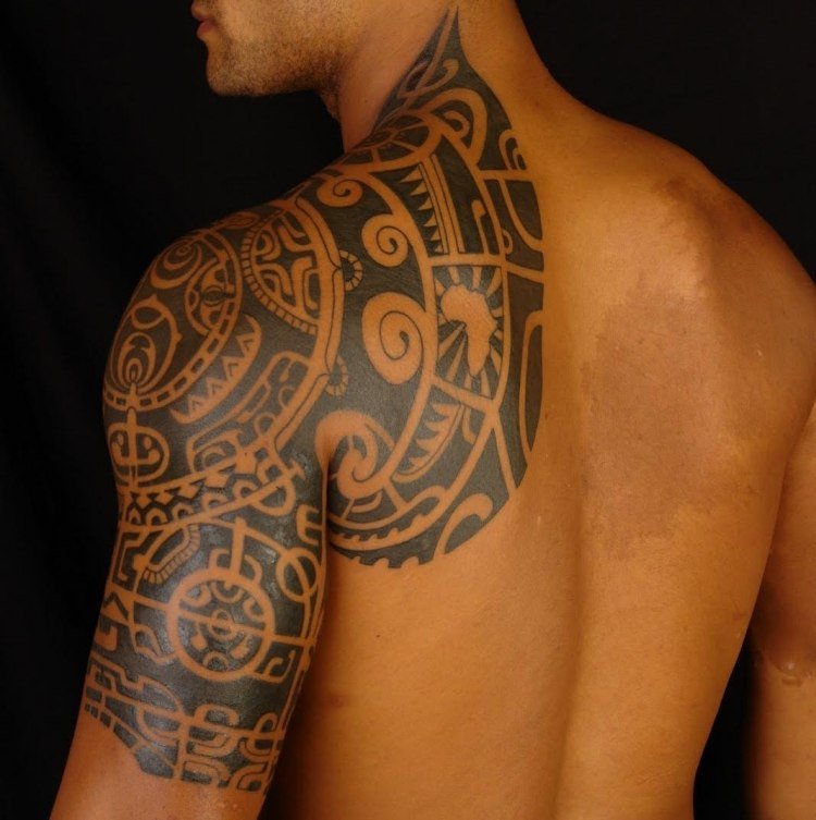 Överarmstatuering sätt-tribal-maori-rygg