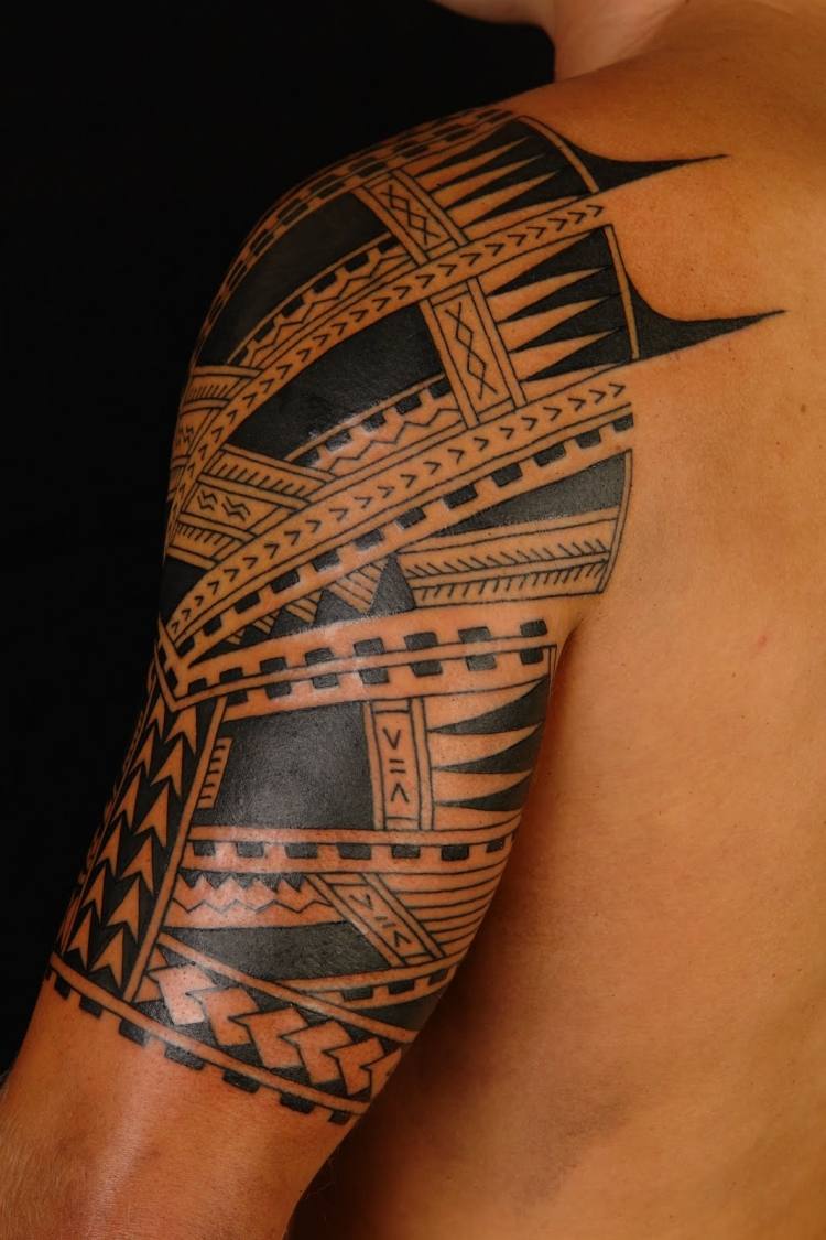 Överarmstatuering sätt-tribal-maori-pilar-geometriska former