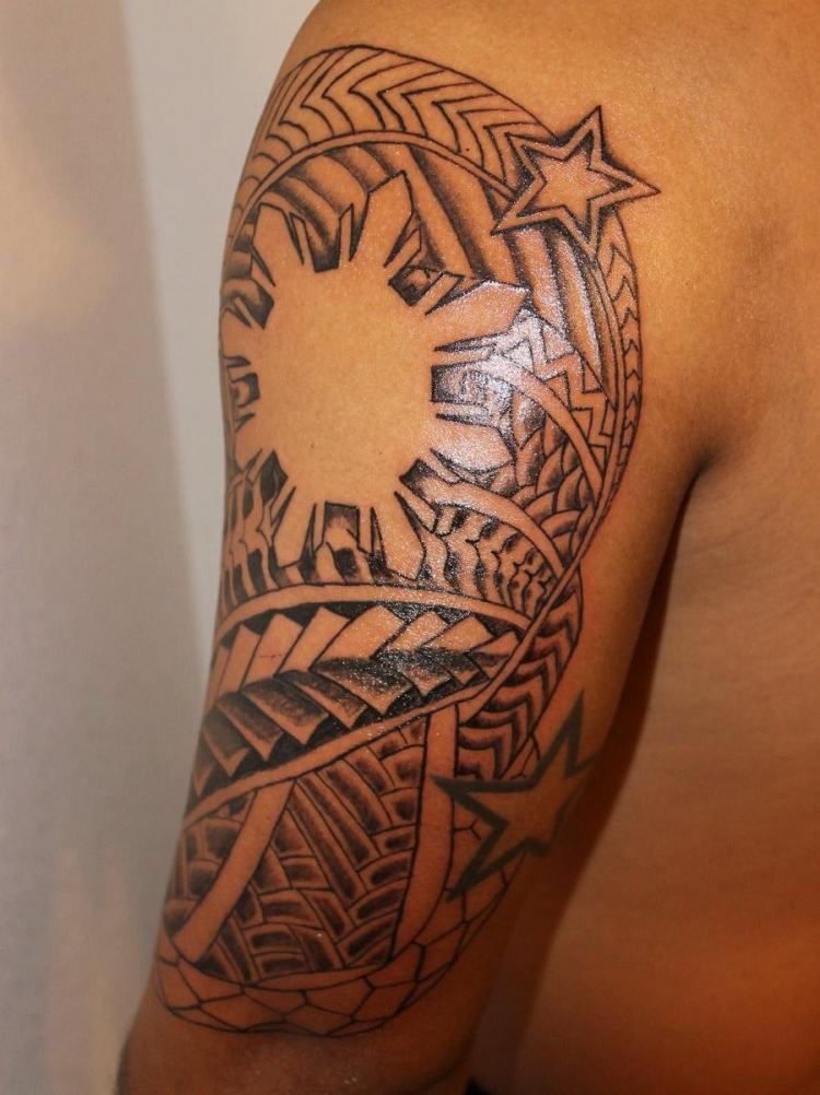 Överarm tatuering sätt tribal sol stjärna motiv