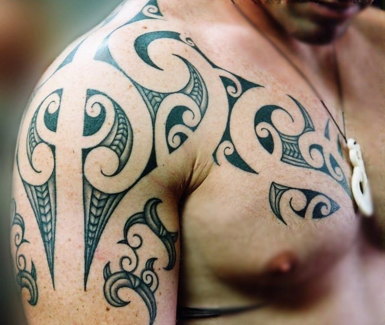 Överarm-tatuering-sätt-tribal-bröst-maori